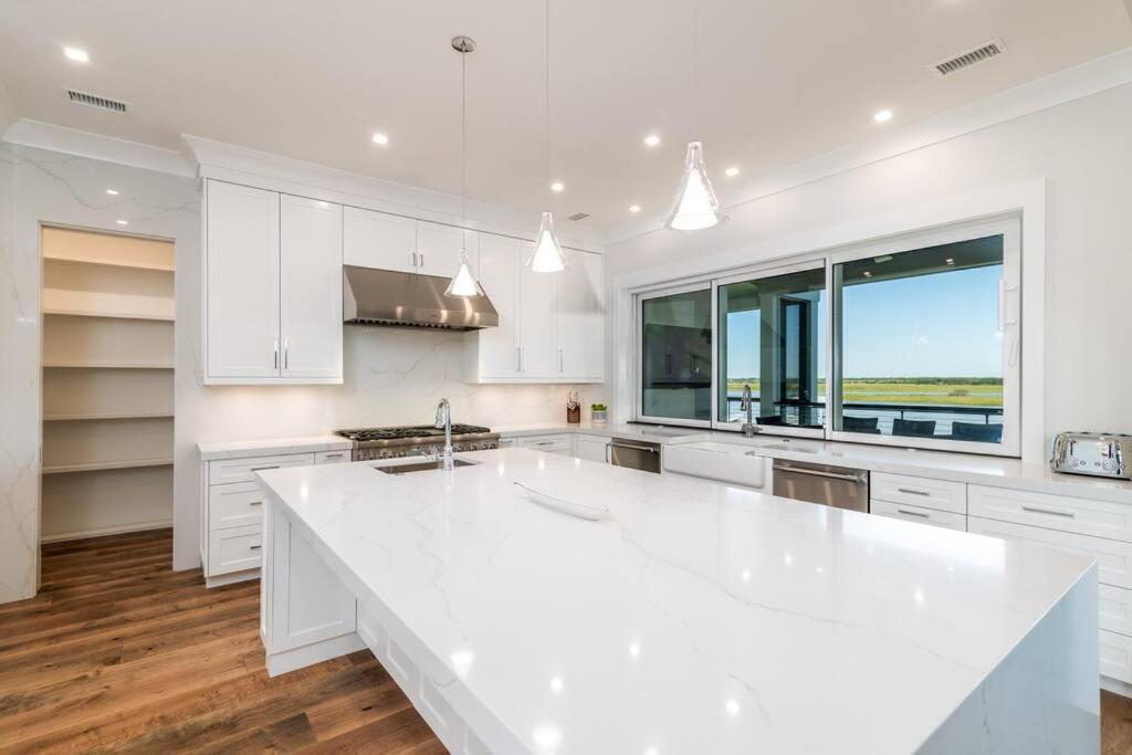 New Waterfront Home With Deep Water Dock Isle of Palms Eksteriør bilde
