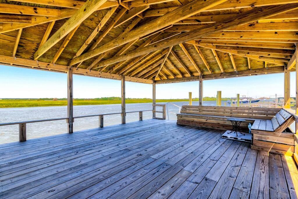 New Waterfront Home With Deep Water Dock Isle of Palms Eksteriør bilde